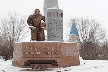 В Новотроицке благоустроен монумент «Вечно живым»